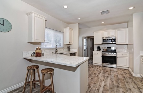 Logan Heights House | 4bd/2bth private parking, 8 min to Gaslamp, Zoo