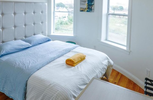 Roxbury Apartment | 4BR 1,5BH Comfy Newly Renovated Apt