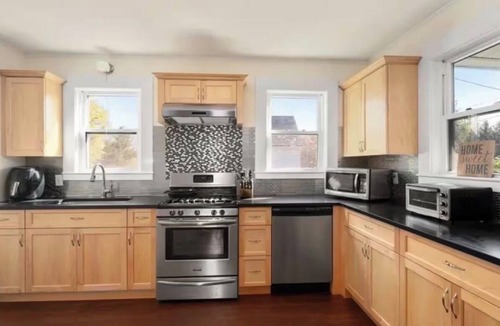 Norwood House | 4BR Family Vacation Home Near Boston Gillette Stadium Free Parking