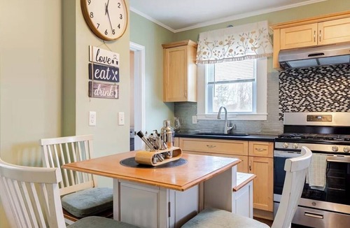 Norwood House | 4BR Family Vacation Home Near Boston Gillette Stadium Free Parking