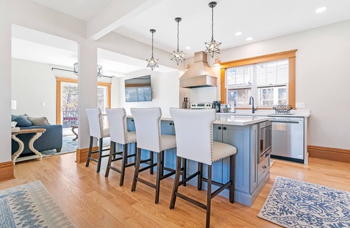Cedar Falls House | 4BR Modern Family Retreat Closest to UNI, Sleeps 13