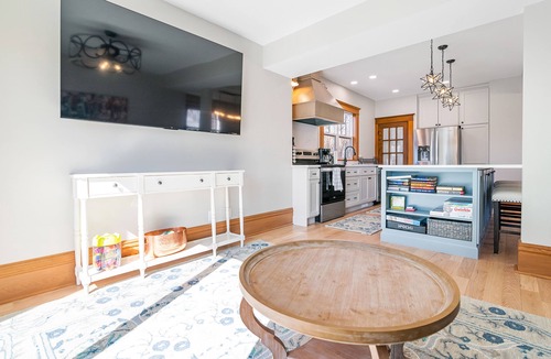 Cedar Falls House | 4BR Modern Family Retreat Closest to UNI, Sleeps 13