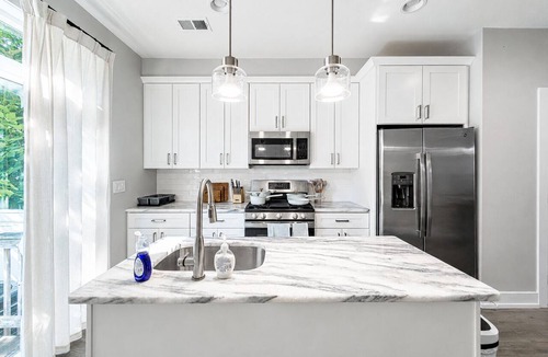 South Philadelphia House | 4BR Townhome w/Rooftop & Backyard - Sleeps 8