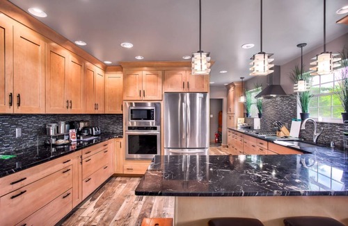 Lyndon Station House | 5-Acre Luxury Chalet Near Wisconsin Dells Indoor/Outdoor Spa Suite Putting Green