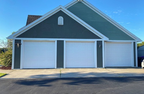 De Pere House | 5 Bedroom 5 bath custom home 17 min from Lambeau with hot tub