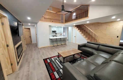 Babcock House | 5-bedroom house with WiFi and AC in Nekoosa 12 min from Necedah sleeps 14