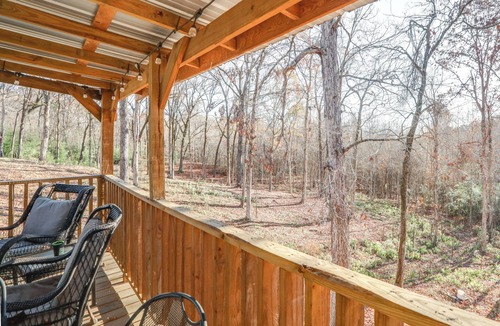Independence Cabin | 5 Mi to Sardis Lake! Relaxed Stay Near Outdoor Fun