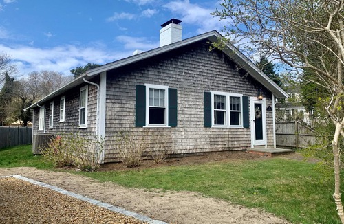 Edgartown House | .5 mile Walk to Edgartown Center. Inside the triangle. 3 mi to South Beach.
