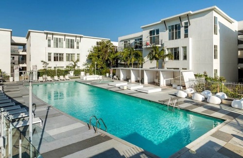 NoHo Arts District Apartment | 5 min Drive From Universal Studios! Cute Loft, 15ft Ceilings!