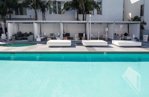 NoHo Arts District Apartment | 5 min Drive From Universal Studios! Cute Loft, 15ft Ceilings!
