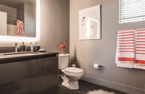 NoHo Arts District Apartment | 5 min Drive From Universal Studios! Cute Loft, 15ft Ceilings!