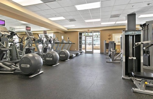 NoHo Arts District Apartment | 5 min Drive From Universal Studios! Cute Loft, 15ft Ceilings!