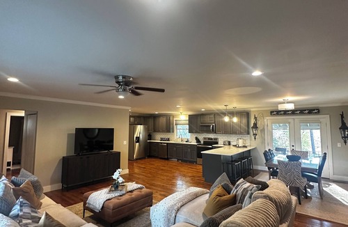 Cullman House | 5 min walk to warehouse district! Hot tub!
