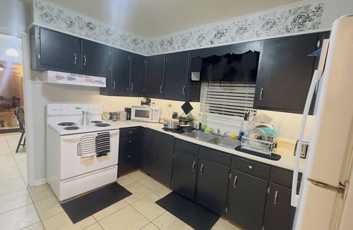 Saint Elmo House | 5 mins from I-10 ,4 bedrooms and very spacious private 2400 sq ft home.