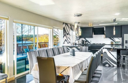 Groveland Cottage | 562 Massive 8 Bedroom on the Lake!