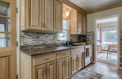 Westside House | 5BD Charming Home - Pool Table & Backyard