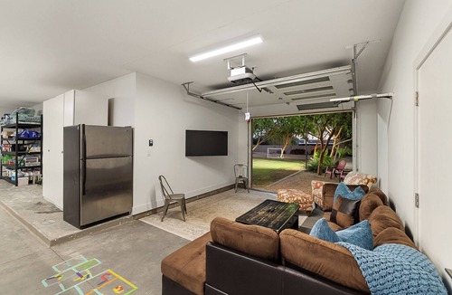 Sundown Ranchos House | 5BR Luxe Retreat W/Heated Pool, Hot Tub, Pizza Oven, Bocce & Casita