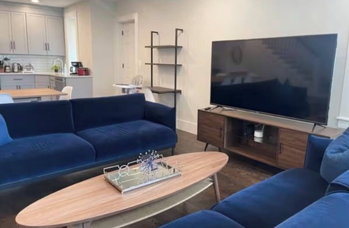 Neponset - Port Norfolk Apartment | 6-bed, Close to City, Roof deck! Private Bathroom per Bedroom!
