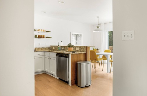 Issue House | 7 Min to Beach, Huge Yard, Fire Pit, BBQ, Beach Gear & Cornhole, by A Haven Away