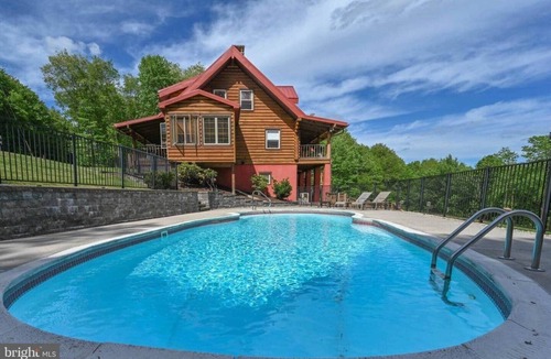 Crellin Cabin | 7BR Luxury Log Home, pool, hottub, near Deep Creek