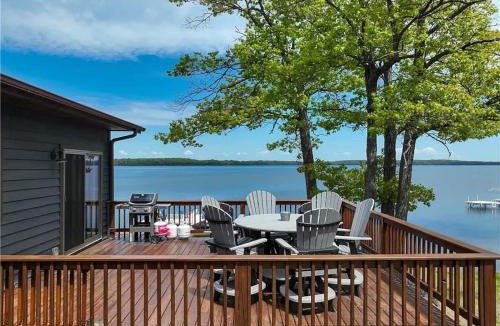 Hayward House | 7BR Luxury Waterfront Retreat on Grindstone Lake