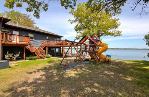 Hayward House | 7BR Luxury Waterfront Retreat on Grindstone Lake