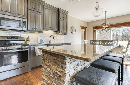 De Pere Cottage | 8 Mi to Lambeau Field: Family Home in De Pere!