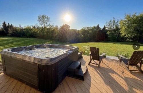 Forbes House | 80-Acre Riverside Cabin with Hot Tub & Eagle's Nest!