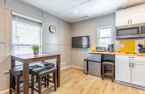 Kutzky Park Apartment | 8036-WALK to Mayo-Cozy&Chic 1 BR APT with free parking.