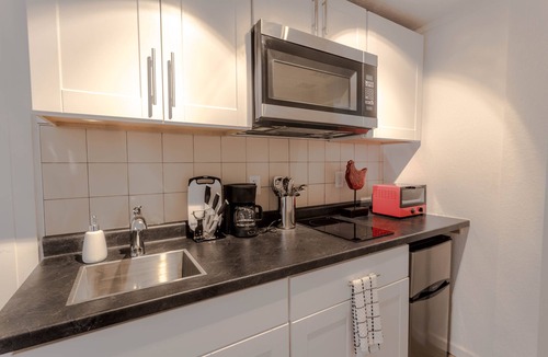 Kutzky Park Apartment | 8075-Walk to Mayo- Charming 2 bedroom Boutique Apartment