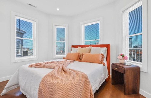 East Somerville Apartment | 9BR6Bth Entire House Parking MIT, Harvard, TD Garden
