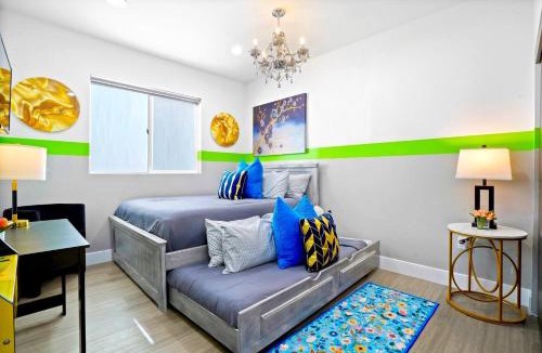 North Hollywood House | A - 3BR NoHo Pad with Patio - Sleeps 12 - Free Parking - 15m to Universal - FIFA World Cup SoFi