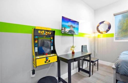 North Hollywood House | A - 3BR NoHo Pad with Patio - Sleeps 12 - Free Parking - 15m to Universal - FIFA World Cup SoFi