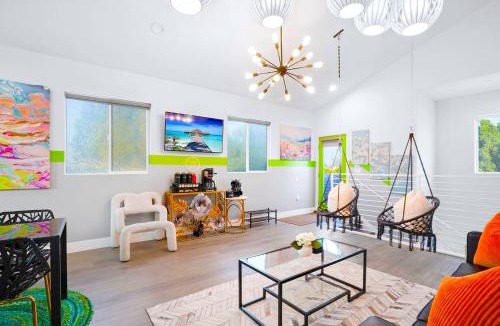 North Hollywood House | A - 3BR NoHo Pad with Patio - Sleeps 12 - Free Parking - 15m to Universal - FIFA World Cup SoFi