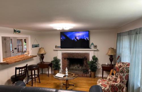 West Yarmouth House | A charm Cape house centrally located close to everything that Cape code offers