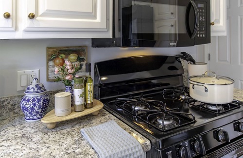 Sandwich House | A cozy cape cod cottage w/AC near local beaches! Pet friendly