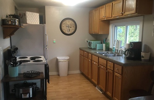 Brimson House | A cozy cottage with a beautiful view of a small private lake