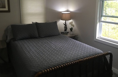 Brimson House | A cozy cottage with a beautiful view of a small private lake