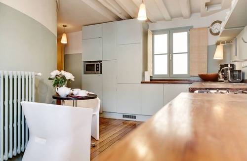 2nd Arrondissement Apartment | A HAVEN OF PEACE NEAR LOUVRE & PALAIS ROYAL!