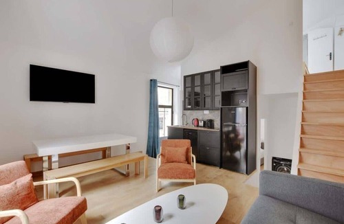 Quartier des Grandes-Carrieres Apartment | A Peaceful 2-BR/2BA in Montmartre