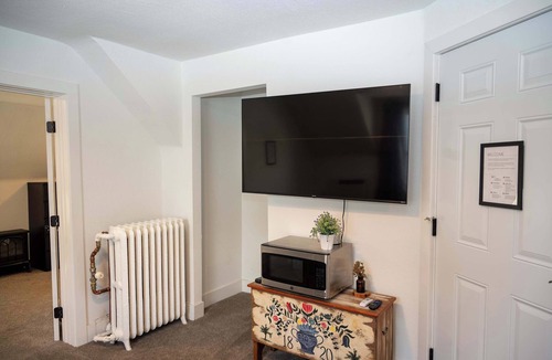 Kutzky Park House | A Restful Retreat - Walk to Mayo - Free Parking