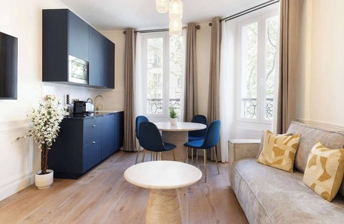 Epinettes Apartment | A Romantic 1-BR with Services in Batignolles