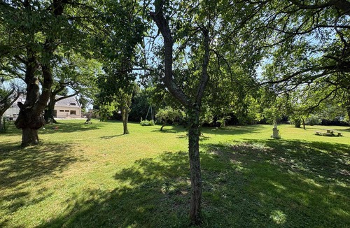 Arvillers House | A vast, tree-lined garden; a charming house. Perfect for families or friends.