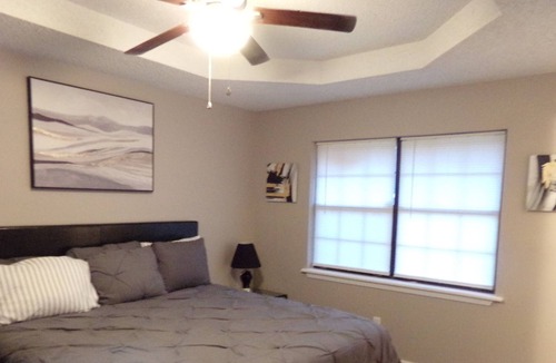 Jackson House | A very comfortable and quite abode, with inclosed back porch and privacy fence!!