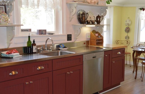 Grass Valley House | A Victorian Rose, DOWNTOWN, Hot Tub, Rec Room,couples, families & groups welcome