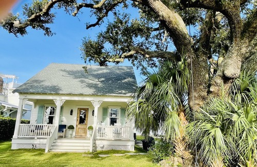 Old Town Cottage | Acadian cottage 1 minute walk to beach, 5 minutes to Old Town BSL! Best location