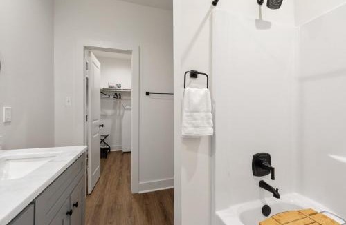 Lafayette Villa | Acadian House KING Bed Garage Arcade 85 TV