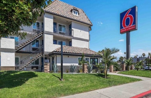 Central Escondido Apartment | ADA|2 Beds|RI Shower|Micfridge