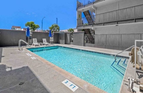 Central Escondido Apartment | ADA|2 Beds|RI Shower|Micfridge