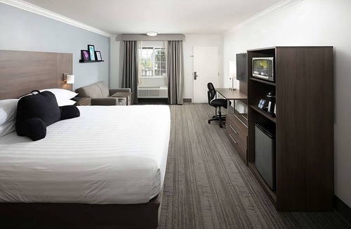 Temecula Hotel | Affordable Accommodation in Signature Temecula! Onsite Pool, Free Parking